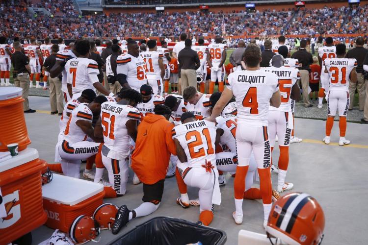 [NFL] Seth DeValve Kneels During Anthem